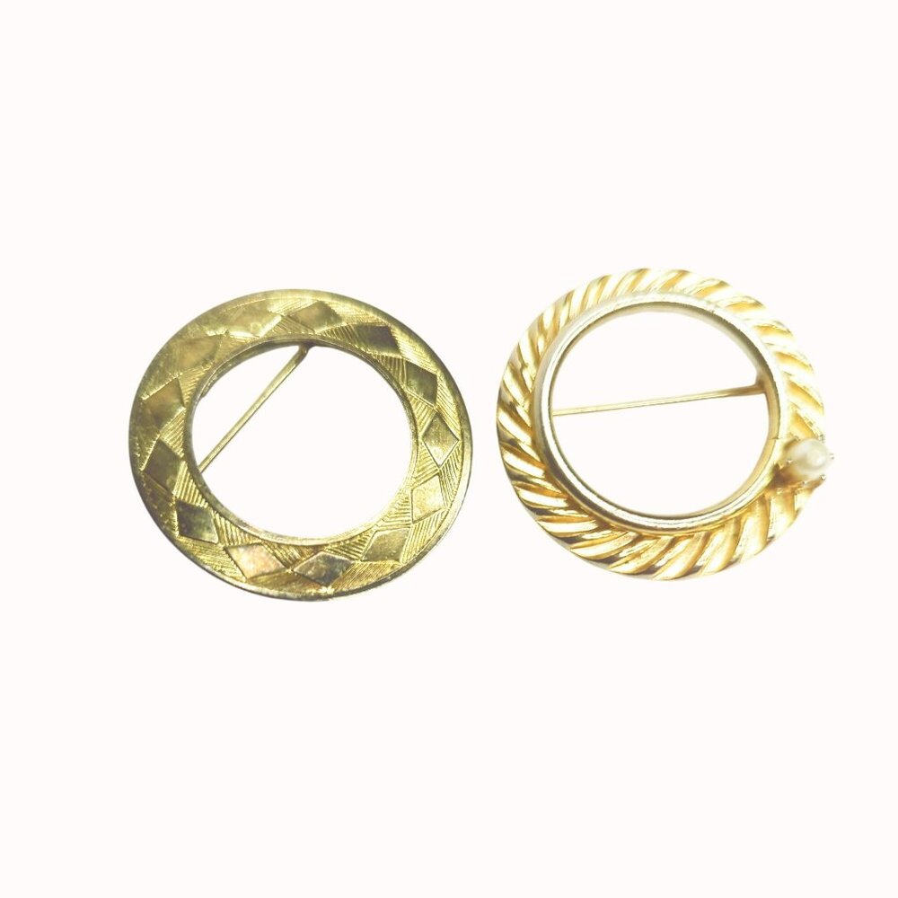 Vintage Gold Tone Circle Brooch Pin Set With Intricate Designs & Pearl Detail